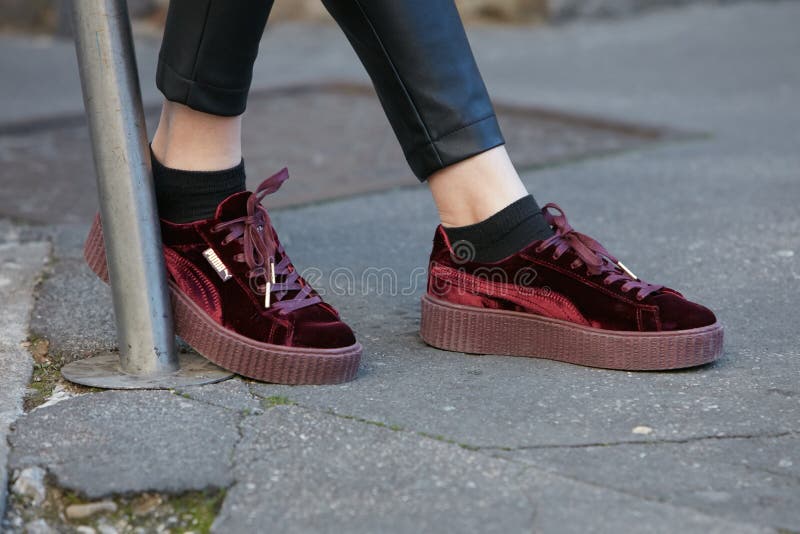 Mujer Con Zapatos Puma De Rojo Antes De Salvatore Ferragamo Desfile Milán Semana De Moda Estilo Callejero Foto editorial Imagen de negro, salvador: 195186676