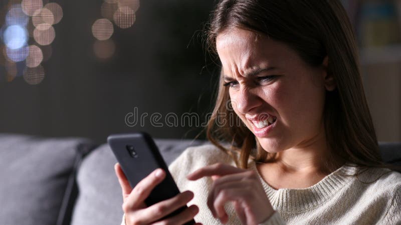 Mujer confundida leyendo contenido telefÃ³nico en la noche