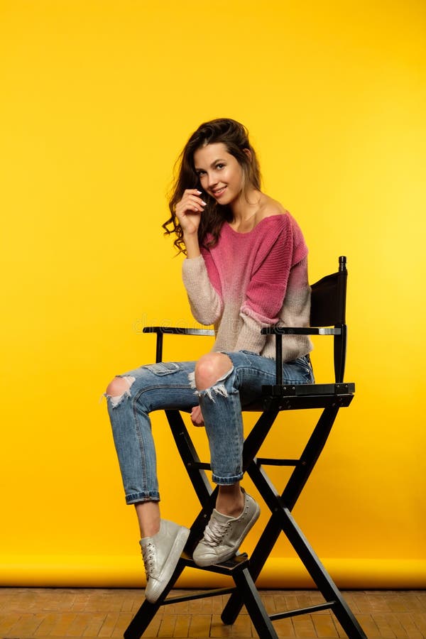 Mujer contenta casual atractiva sonriente de la emoción foto de archivo Mujer contenta casual atractiva sonriente de la emoción foto de archivo