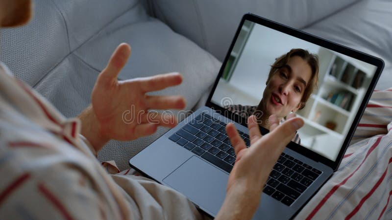 Mujer conversando en línea en casa. pareja joven hablando por cámara web almacen de metraje de vídeo