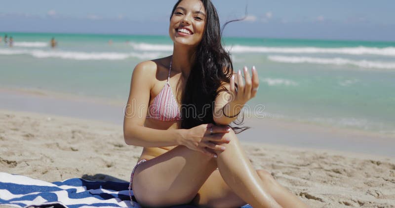 Mujer coqueta sonriente en la playa