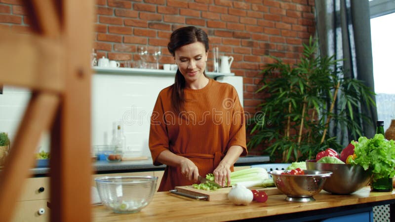 Mujer cortando verduras para ensalada en la cocina Comida saludable para las amas de casa