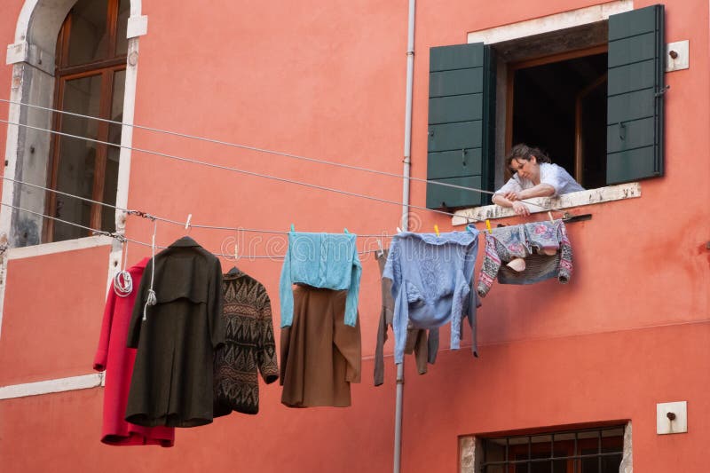 Mujer cuelga la ropa imagen editorial. Imagen de colada - 235866810