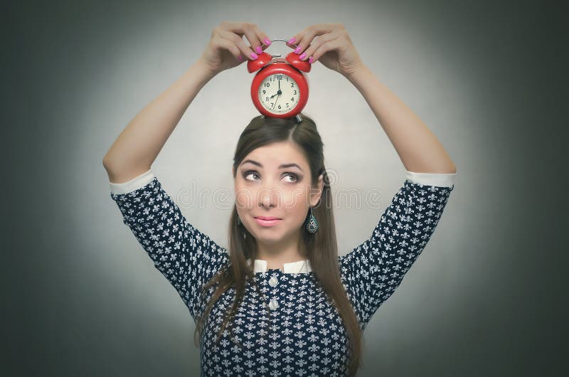 Mujer culpable con el despertador rojo oversleep rezagado imagen de archivo libre de regalías Mujer culpable con el despertador rojo oversleep rezagado imagen de archivo libre de regalías