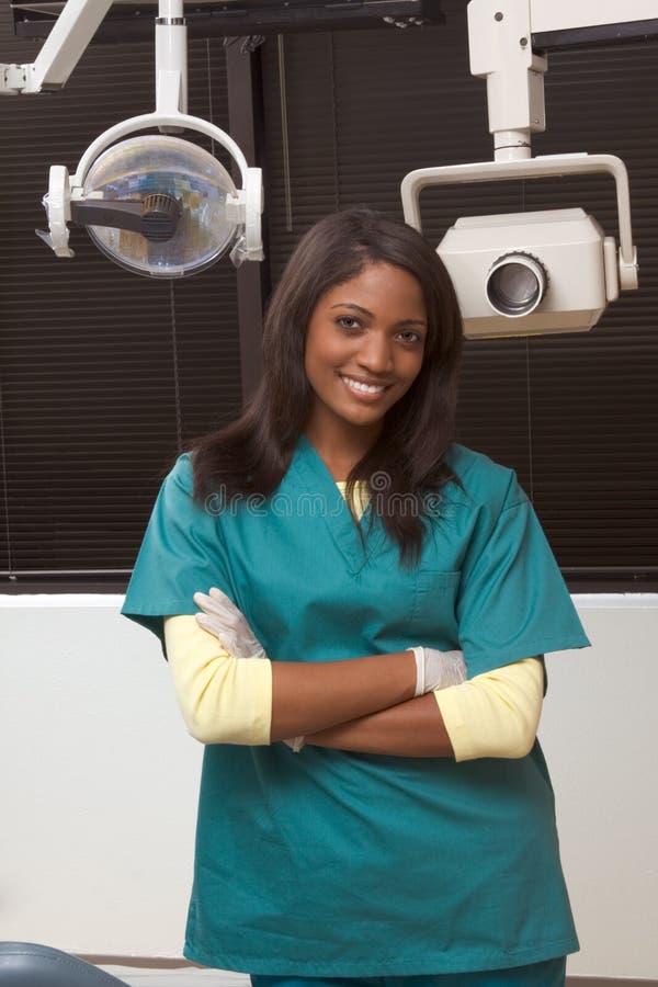 Mujer cómoda del dentista del African-American en oficina