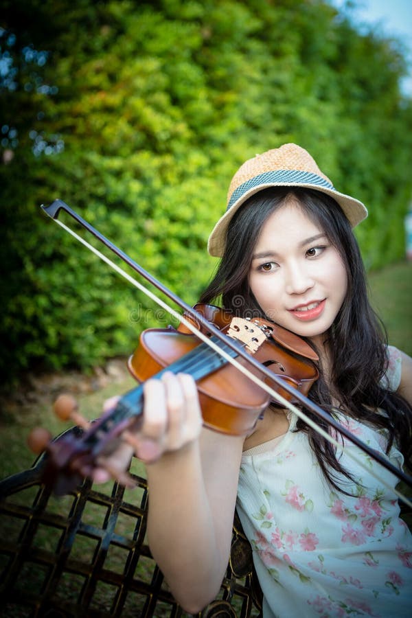 Mujer de Asia que toca el violín foto de archivo libre de regalías Mujer de Asia que toca el violín foto de archivo libre de regalías