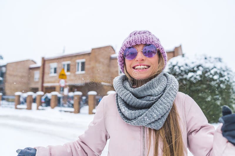 Mujer De Cabello Largo Con Gafas De Sol Divirtiéndose En El Medio De Nieve  Cerca Foto de archivo - Imagen de navidad, anquilosado: 271201718