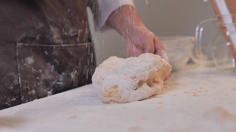 Mujer de closeup amasando masa en la mesa para hacer panadería metrajes