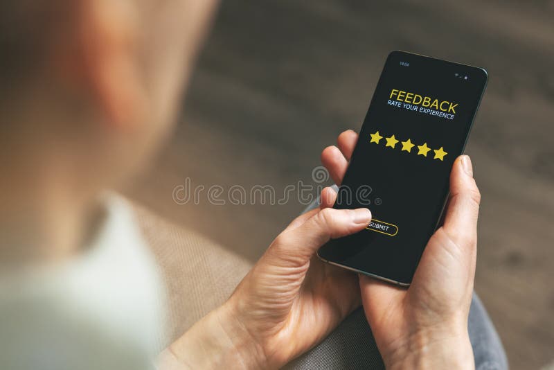 Mujer de comentarios de clientes usando el teléfono para dar una calificación de 5 estrellas para un buen servicio fotos de archivo libres de regalías