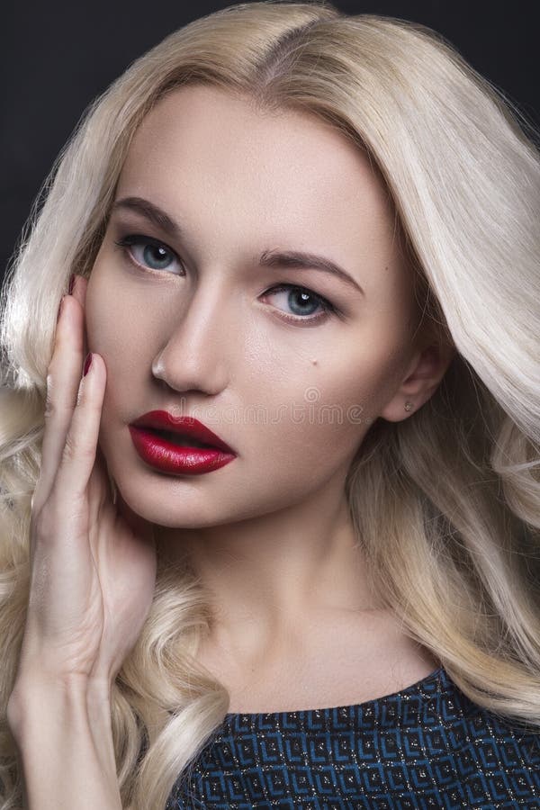 Mujer De La Belleza Con Maquillaje Perfecto Maquillaje Profesional Hermoso Del Día De Fiesta Labios Y Clavos Rojos Cara Del ` S D Imagen de archivo profesional de dia Mujer De La Belleza Con Maquillaje Perfecto Maquillaje Profesional Hermoso Del Día De Fiesta Labios Y Clavos Rojos Cara Del ` S D Imagen de archivo