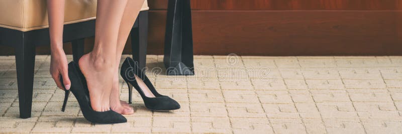 Mujer De La Con Tacones Altos Zapatos En Casa Comprando Ropa Ropa De Moda Estiércol Elegante Imagen de archivo - Imagen de nuevo, sitio: 231403215