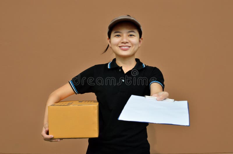 Mujer de la entrega en servicio con las cajas de cartón y el tablero imagenes de archivo