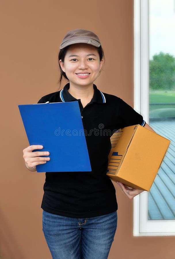 Mujer de la entrega que entrega los paquetes que sostienen el tablero fotografía de archivo libre de regalías
