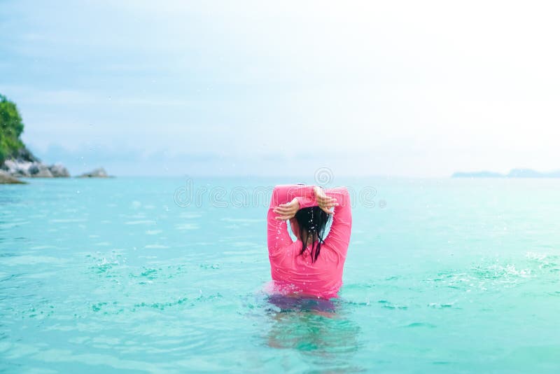 Mujer de la libertad que juega en el verano foto de archivo libre de regalías Mujer de la libertad que juega en el verano foto de archivo libre de regalías