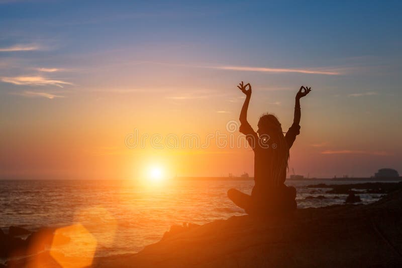 Mujer de la meditación en el océano durante puesta del sol asombrosa Silueta de la yoga fotografía de archivo Mujer de la meditación en el océano durante puesta del sol asombrosa Silueta de la yoga fotografía de archivo