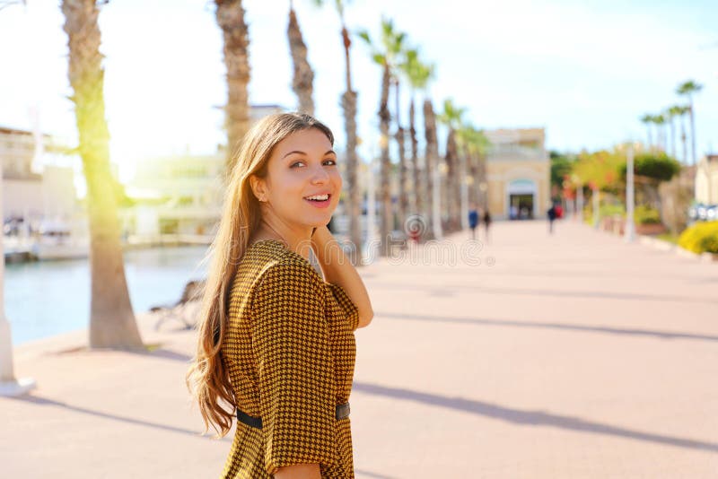 Mujer de la moda caminando por el paseo marítimo de Alicante, España Joven disfrutando de pasear por la ciudad costera mediterrán imágenes de archivo libres de regalías