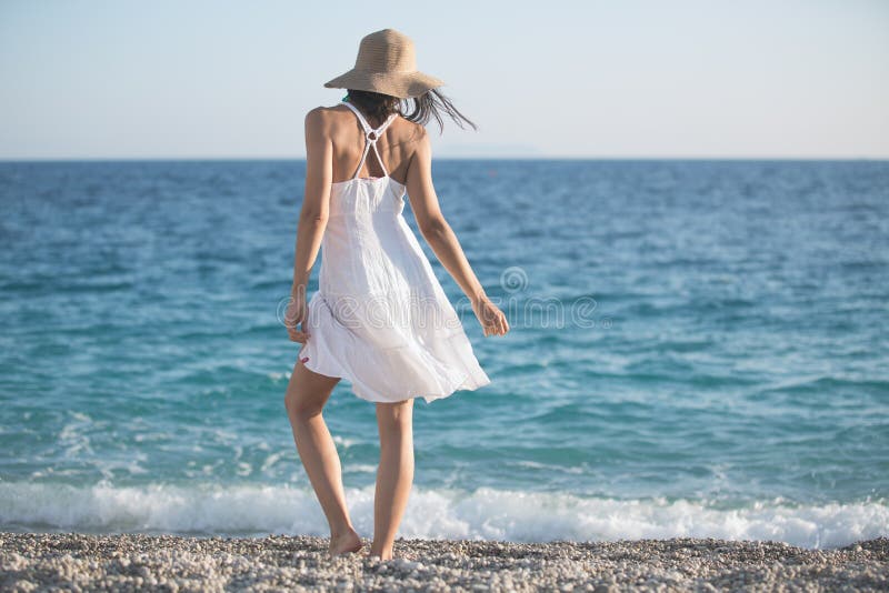 Mujer de la moda de la playa del verano que goza de verano y del sol Concepto de sensación del verano, felicidad imagenes de archivo Mujer de la moda de la playa del verano que goza de verano y del sol Concepto de sensación del verano, felicidad imagenes de archivo