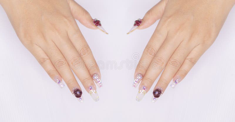 Mujer De La Moda: Uñas Acrílicas De Uñas Pintadas Con Uñas De Gel De Color  Blanco Bellas Decoradas Con Una Flor De Rosa 3D Adorab Imagen de archivo -  Imagen de cree,