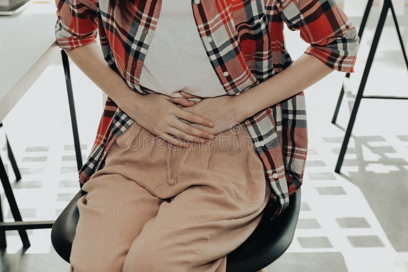 Mujer de la muchacha que toca el estómago con el dolor lastimado que sufre del calambre del período menstrual del dolor de estóma foto de archivo libre de regalías Mujer de la muchacha que toca el estómago con el dolor lastimado que sufre del calambre del período menstrual del dolor de estóma foto de archivo libre de regalías