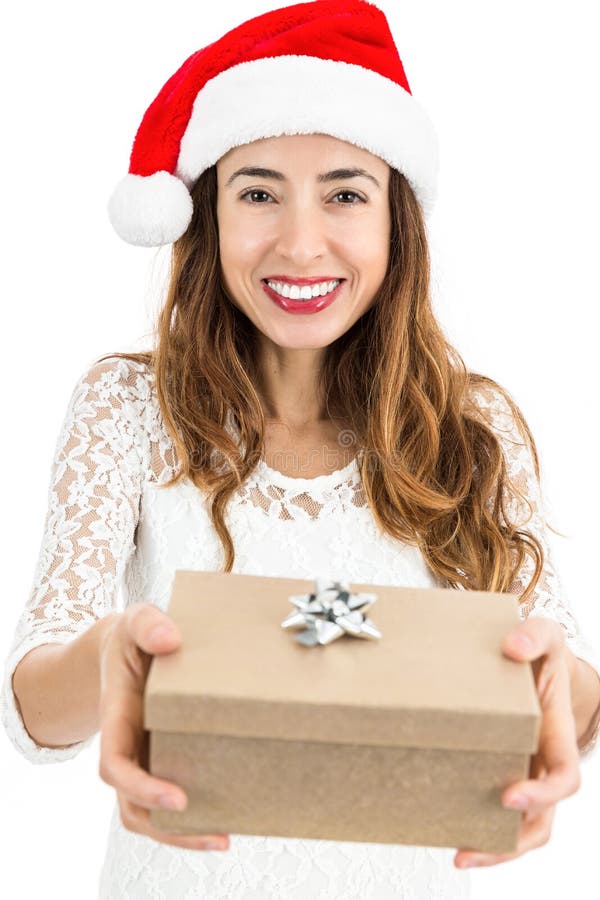 Mujer de la Navidad que muestra su caja de regalo imágenes de archivo libres de regalías Mujer de la Navidad que muestra su caja de regalo imágenes de archivo libres de regalías