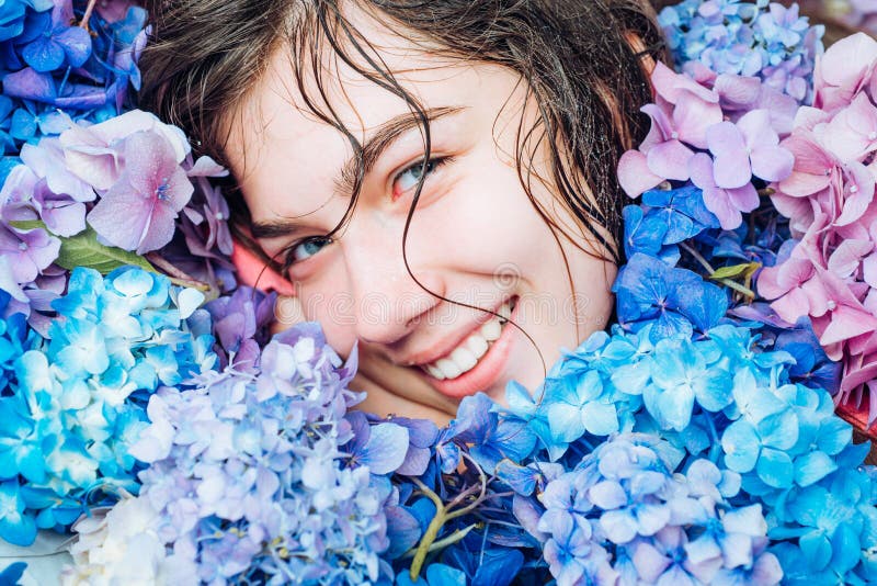 Mujer de la primavera con las flores de la hortensia Cosm?ticos y skincare del maquillaje Belleza del verano Retrato de la moda d fotografía de archivo libre de regalías Mujer de la primavera con las flores de la hortensia Cosm?ticos y skincare del maquillaje Belleza del verano Retrato de la moda d fotografía de archivo libre de regalías