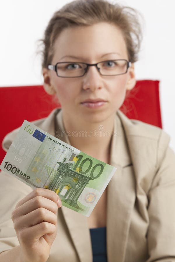 Mujer de mirada seria con cientos notas del euro foto de archivo Mujer de mirada seria con cientos notas del euro foto de archivo