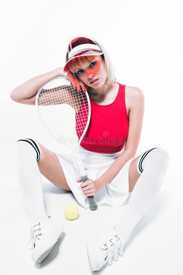 Mujer De Pensativa En Ropa De Deportes Con El Equipo Del Tenis de archivo - Imagen de ropas, gente: 129218033