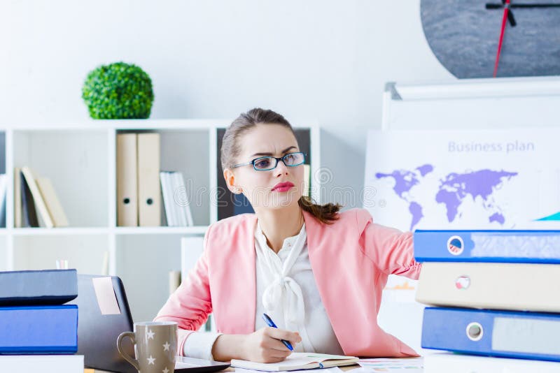 Mujer de negocios acertada en la oficina moderna foto de archivo Mujer de negocios acertada en la oficina moderna foto de archivo