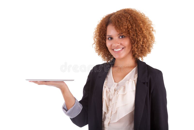 Mujer de negocios afroamericana que sostiene una tableta táctil - negro imagen de archivo libre de regalías Mujer de negocios afroamericana que sostiene una tableta táctil - negro imagen de archivo libre de regalías