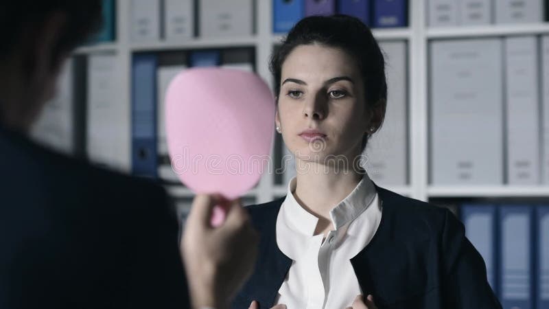 Mujer de negocios ajustando su apariencia almacen de metraje de vídeo
