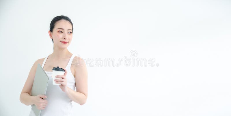 Mujer de negocios asiática joven bonita que sostiene una taza de ficheros del café y de documento Retrato aislado del estudio en imagenes de archivo Mujer de negocios asiática joven bonita que sostiene una taza de ficheros del café y de documento Retrato aislado del estudio en imagenes de archivo