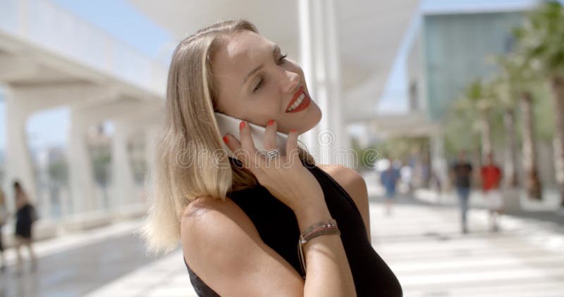 Mujer de negocios bonita que usa el teléfono celular metrajes