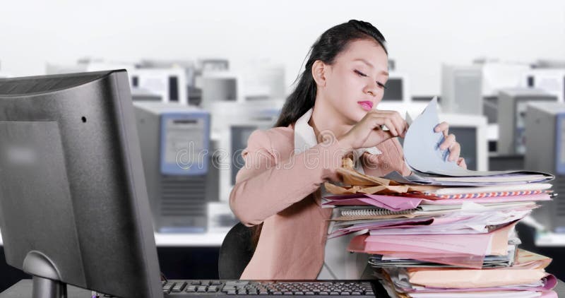 Mujer de negocios cansada que duerme sobre documentos almacen de video