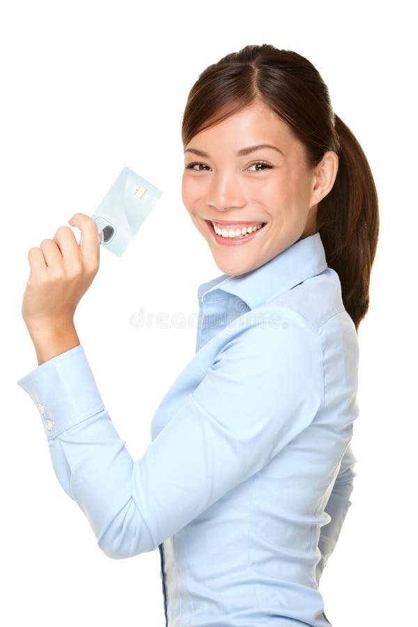Mujer de negocios casual que celebra mostrar la tarjeta de crédito fotos de archivo libres de regalías Mujer de negocios casual que celebra mostrar la tarjeta de crédito fotos de archivo libres de regalías