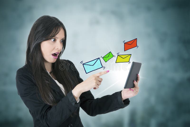 Mujer de negocios con el correo electrónico fotografía de archivo libre de regalías Mujer de negocios con el correo electrónico fotografía de archivo libre de regalías
