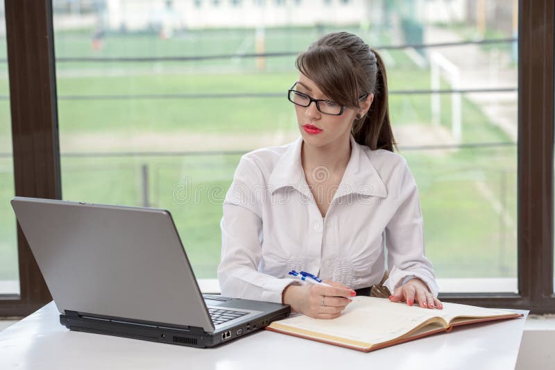 Mujer de negocios con el ordenador portátil fotografía de archivo Mujer de negocios con el ordenador portátil fotografía de archivo