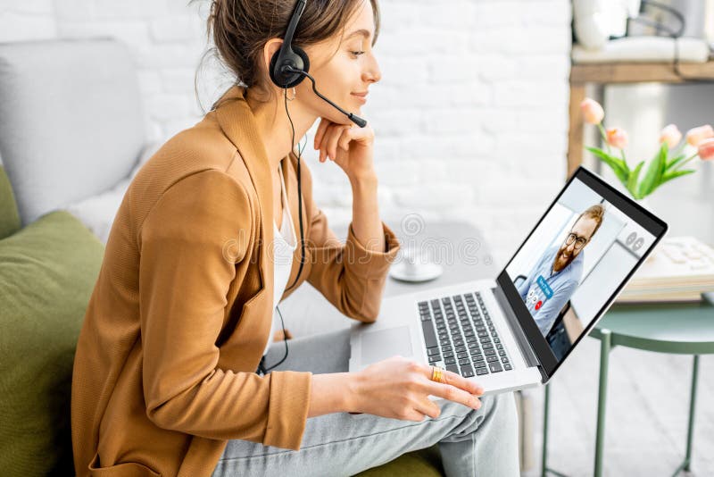 Mujer de negocios con videollamada con compañero de trabajo imagen de archivo