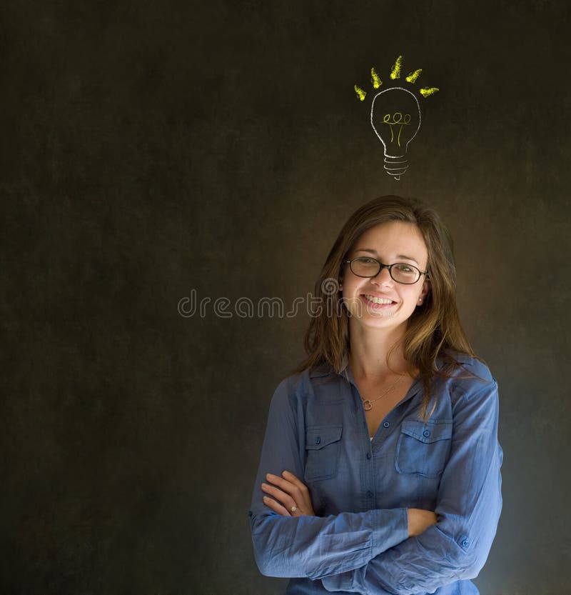 Mujer de negocios de pensamiento de la bombilla brillante de la idea imagenes de archivo Mujer de negocios de pensamiento de la bombilla brillante de la idea imagenes de archivo