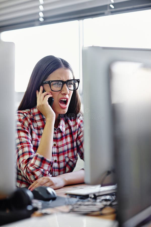 Mujer de negocios enojada y llamada telefónica en la oficina para comunicación de retroalimentación y conexión con gafas. diseñado imagen de archivo libre de regalías
