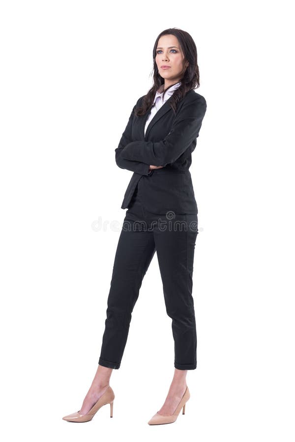Mujer de negocios hermosa joven confiada en el traje negro que mira para arriba con las manos cruzadas imagenes de archivo Mujer de negocios hermosa joven confiada en el traje negro que mira para arriba con las manos cruzadas imagenes de archivo