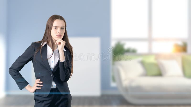 Mujer de negocios hermosa joven y diseñador creativo que se colocan sobre fondo interior blured fotos de archivo Mujer de negocios hermosa joven y diseñador creativo que se colocan sobre fondo interior blured fotos de archivo
