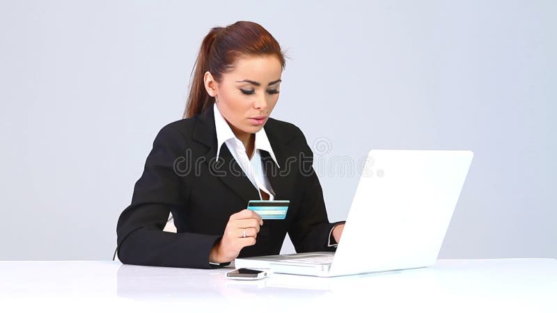 Mujer de negocios hermosa que usa la tarjeta de crédito almacen de metraje de vídeo