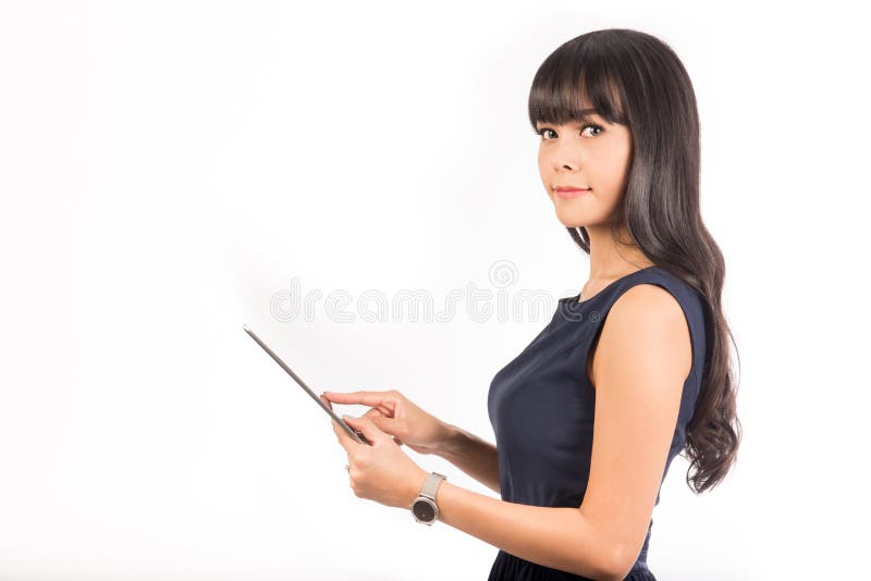 Mujer de negocios hermosa que usa una tableta digital imagenes de archivo Mujer de negocios hermosa que usa una tableta digital imagenes de archivo