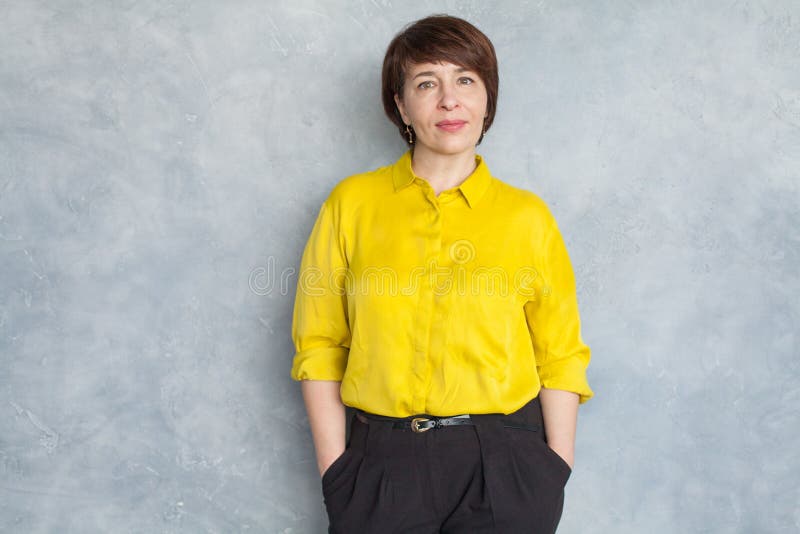 Mujer De Negocios Inteligente Con Camisa Amarilla Mujer Madura De 45 Años Imagen de archivo - Imagen de positivo, medio: 165838911 Mujer De Negocios Inteligente Con Camisa Amarilla Mujer Madura De 45 Años Imagen de archivo - Imagen de positivo, medio: 165838911