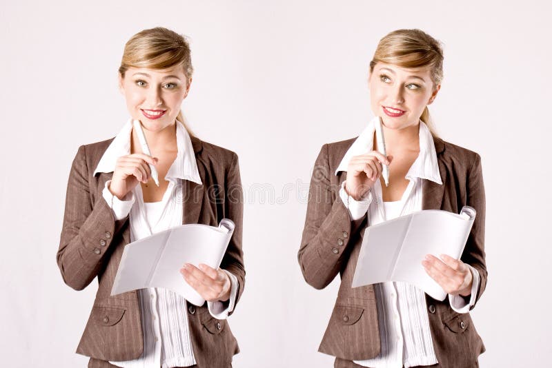 Mujer de negocios joven con los documentos comerciales imagen de archivo Mujer de negocios joven con los documentos comerciales imagen de archivo