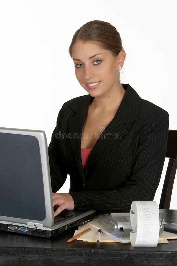 Mujer de negocios joven sonriente en el ordenador fotografía de archivo libre de regalías Mujer de negocios joven sonriente en el ordenador fotografía de archivo libre de regalías