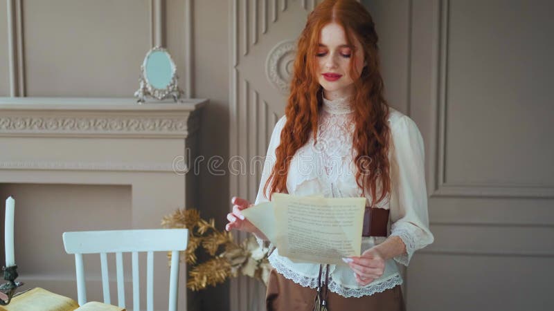 Mujer de negocios pelirroja sostiene documentos en manos de una princesa medieval almacen de metraje de vídeo