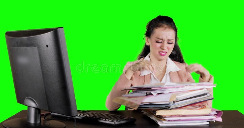 Mujer de negocios preocupante que busca el documento almacen de metraje de vídeo