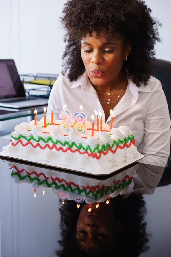  Mujer De Negocios Que Celebra La Fiesta De Cumpleaños En La Oficina Que Sopla Cand Foto de archivo