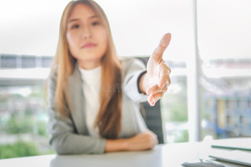 Mujer de negocios que da su mano para el apretón de manos al socio, concepto acertado del trato de la sociedad fotografía de archivo Mujer de negocios que da su mano para el apretón de manos al socio, concepto acertado del trato de la sociedad fotografía de archivo